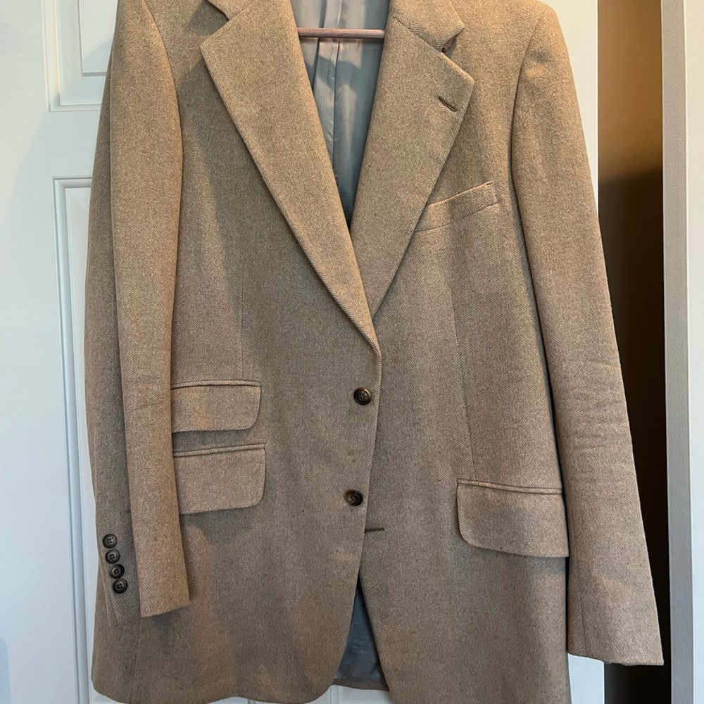 Golden House Men’s fine cashmere blazer in tan herringbone pattern